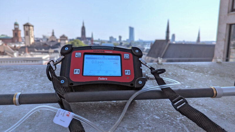 Leak detection on flat roofs using tracer gas